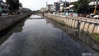 Sungai tersebut dikeruk untuk mengantisipasi pendangkalan.