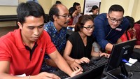 Manajer Regional Relations & CSR PT HM Sampoerna Tbk., Arga Prihatmoko (paling kanan), memberikan pelatihan Literasi Digital dan Keterampilan Abad ke-21 untuk Tenaga Kerja dan Pewirausaha di Bali, Rabu (17/1/2017). Pool/dok. Sampoerna.