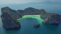 Ratusan pulau-pulau kecil di sana hanya bisa dicapai dengan perahu, tepatnya yacht charter dengan biaya yang bisa dibilang tidak murah (CNN)
