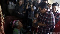 Seorang warga yang sudah lanjut usia berbincang dengan Djarot dan mengungkapkan ucapan rasa terima kasihnya atas bantuan lewat Kartu Jakarta Sehat dan BPJS.