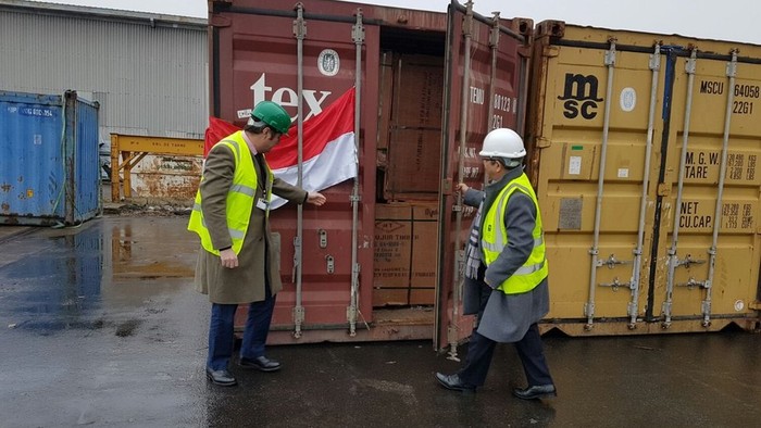 Kayu Indonesia Pertama Berlisensi Tiba di Inggris