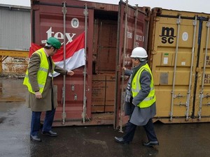 Kayu Indonesia Pertama Berlisensi Tiba di Inggris