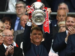 Mantan guru olahraga itu sukses mengantar Setan Merah juara Piala FA. Foto: Paul Gilham / Getty Images