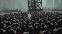 Jamie xx juga memberi kejutan lewat video klip lagu Gosh. Romain Gavras selaku sutradara memberikan gambar dan koreografi keren dengan karakter utamanya seorang albino. (Dok. Youtube/@JamiexxVEVO)
