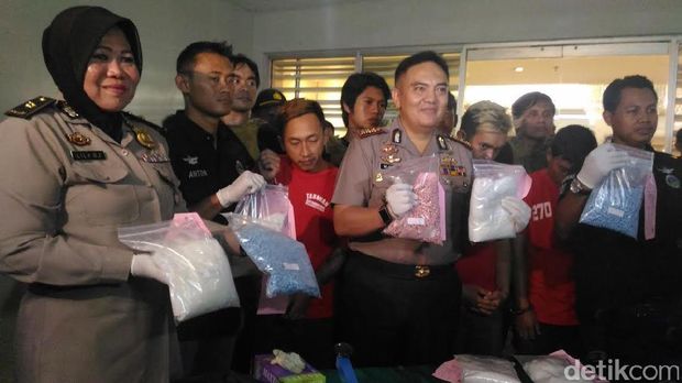 Penggerebekan narkoba di apartemen Surabaya