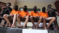 Selain itu, keempat pelaku juga berhasil diringkus di di Jalan Hayam Wuruk 127, Taman Sari, Jakarta Barat.