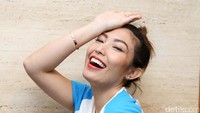 Ia tampak berpose centil yang pernah dipopulerkan oleh Peggy Melati Sukma. Pool/Palevi S/detikFoto.