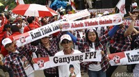 Sidang juga diramaikan oleh massa pro Ahok.