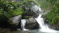 Air Terjun Ciherang atau Curug Ciherang ada di Desa Warga Jaya, Kecamatan Suka Makmur, Kabupaten Bogor. Kalau dari Jakarta, perjalanan menuju curug ini bisa memakan waktu sekitar 3 jam naik mobil (Kurnia/detikTravel)