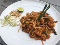 Plate by Plate: Gurih Enak Ayam Goreng Berbumbu Rempah Ada di Sini