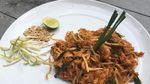 Di Sini Ada Ayam Goreng Bumbu Rempah dan Pad Thai yang Sedap