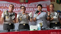 Kapolri Jenderal Pol Tito Karnavian bersama Kapolda Metro Jaya Irjen Pol M Iriawan dan Kabareskrim Komjen Ari Dono Sukmanto serta Kadiv Humas Mabes Polri Irjen Pol Boy Rafli saat rilis penangkapan jaringan narkotika sabu-sabu di Rumah Sakit Polri Said Sukanto, Kramat Jati, Jakarta Timur, Selasa (17/1/2017).