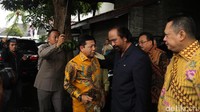Surya Paloh mengantar Novanto saat akan meninggalkan gedung DPP Partai NasDem.