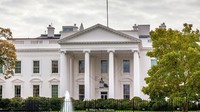 Disebut sebagai pusat pemerintahan Amerika Serikat, White House yang menjadi kantor Presiden Amerika Serikat juga tak luput sebagai lokasi prewedding pasangan Jusup dan Clarissa. Tentu tidak di area dalamnya, melainkan di area luar yang terbuka untuk wisatawan (BBC Travel)  