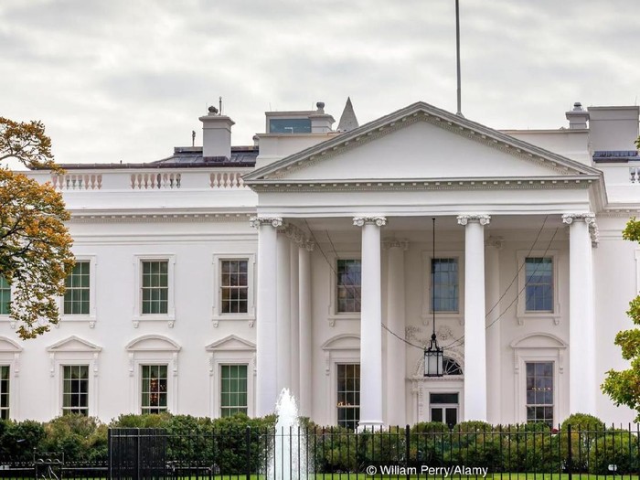 EK0AXG Presidential White House Fence Fountain Pennsylvania Ave Washington DC