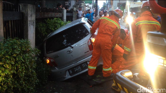 Ada Mobil Terperosok di Cipinang Muara, Akses Sempat Ditutup