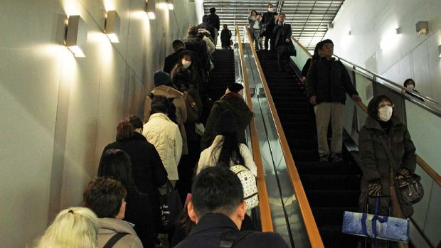 Orang Jepang yang tertib di eskalator (Randy/detikTravel)