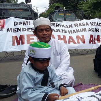 Bocah yang Kakinya Patah Kembali Ikut Aksi FPI di Sidang Ahok