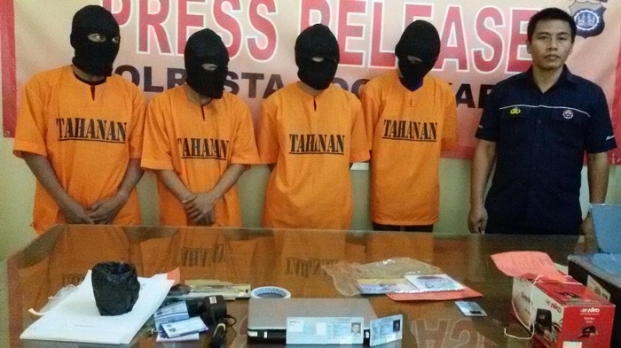 Empat Mahasiswa ini Cetak e-KTP Palsu demi Gelapkan Mobil Rental