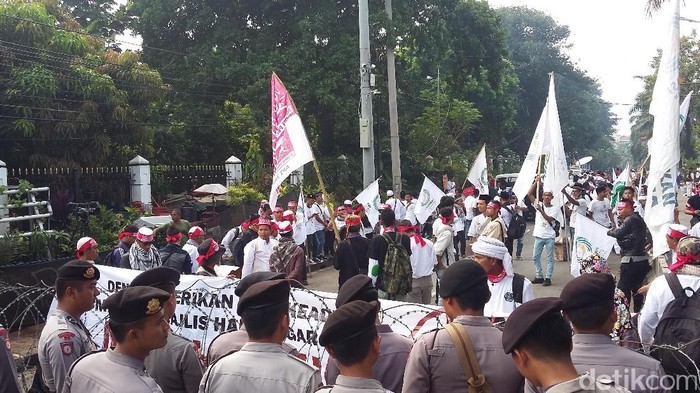 Kawal Sidang Ahok, Massa Pro dan Kontra Mulai Padati Kementan