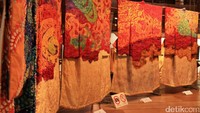 Apabila sejumlah kimononya dijajar, traveler bisa menemukan satu rangkaian gambar yang seakan saling menyatu satu sama lain. Inilah salah satu keunikan kimono karya Itchiku (Randy/detikTravel)