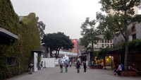Di depan galeri ini ada ruang terbuka dimana traveler pun bisa berjalan-jalan dengan nyaman, namanya Art Boulevard. Saat sore hari, area ini dipenuhi wisatawan lokal dan mancanegara yang asyik menikmati suasana (Wahyu/detikTravel)