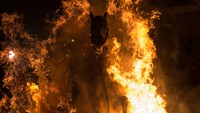 Kuda dan penunggangnya menyeberangi lautan api saat mengikuti Festival Luminarias. Pool/Sergio Perez/detikFoto.
