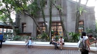 Bagi yang enggan berkeliling, duduk-duduk di sini pun asyik. Saya jadi membayangkan kalau kawasan Kota Tua di Jakarta ditata jadi ruang terbuka kreatif seperti ini rasanya seru juga. Pasti jadi destinasi wisata yang banyak menarik turis (Wahyu/detikTravel)