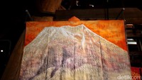 Dari sekian banyak koleksinya, yang paling terkenal adalah seri kimono yang menggambarkan keindahan Gunung Fuji. Di dalam museumnya, traveler bisa melihat 11 seri kimono yang legendaris tersebut (Randy/detikTravel)