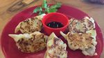 Di Sini Ada Ayam Goreng Bumbu Rempah dan Pad Thai yang Sedap
