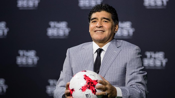 Diego Maradona ZURICH, SWITZERLAND - JANUARY 09: Diego Maradona arrives for The Best FIFA Football Awards 2016 on January 9, 2017 in Zurich, Switzerland. (Photo by Philipp Schmidli/Getty Images)