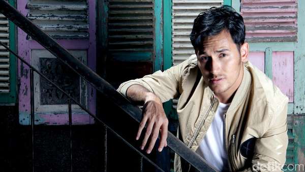 Pose Maskulin Arifin Putra saat Pemotretan Celeb of The Month Pose Maskulin Arifin Putra saat Pemotretan Celeb of The Month