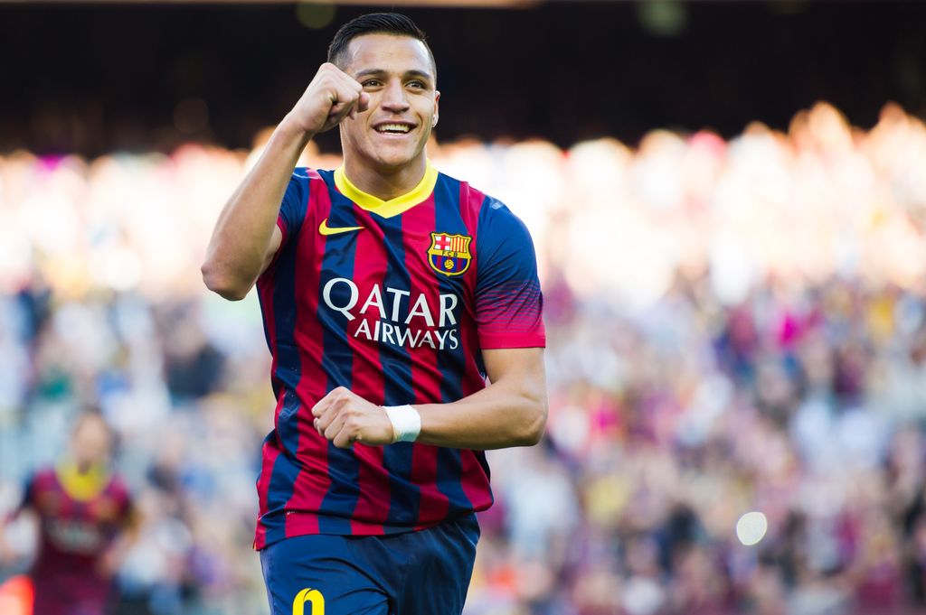 Alexis Sanchez dalam seragam Barcelona BARCELONA, SPAIN - MARCH 16: Alexis Sanchez of FC Barcelona celebrates after scoring his team's second goal during the La Liga match between FC Barcelona and CA Osasuna at Camp Nou on March 16, 2014 in Barcelona, Spain. (Photo by Alex Caparros/Getty Images)