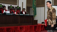 Ahok menyapa jaksa penuntut umum. Pool/Resa Esnir/detikcom.