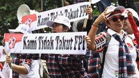 Massa pro Ahok datang dengan memakai baju kotak-kotak dan topi bertuliskan Ahok-Djarot.