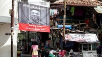 Spanduk bergambar Ahok dipenjara itu terpasang di salah satu gang di Jalan Tanah Sereal, Kecamatan Tambora, Jakarta Barat.