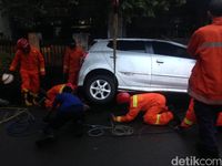 Ada Mobil Terperosok di Cipinang Muara, Akses Sempat Ditutup