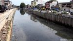 Pasukan Oranye Bersihkan Lumpur Sungai Cagak Tambora
