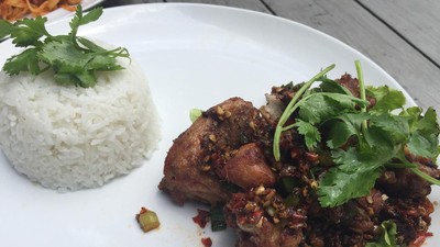 Di Sini Ada Ayam Goreng Bumbu Rempah dan Pad Thai yang Sedap