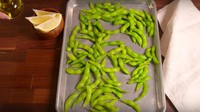 Katy Perry tak kalah unik. Ia meminta camilan berupa apel dan pir kering tanpa pemanis. Juga edamame panggang dengan sedikit garam. Foto: Delish