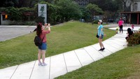 Wisatawan yang saya temui di areal seluas 20 ribu meter persegi ini tampak riang gembira mereka asyik foto-foto di setiap sudut bangunan yang dirasa fotogenik. Ada yang minta difotoin temannya, tak lupa tongsis juga jadi senjata andalan (Wahyu/detikTravel)