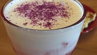 Mau cicip minuman istimewa? Cobalah Milk Cover Strawberry Rose Tea. Minuman es teh ini dibuat dari campuran teh mawar dan susu segar. Rasanya manis enak dan bisa segarkan tenggorokan.