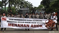 Aliansi Pergerakan Islam membentangkan spanduk di depan barikade polisi.