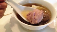 Double Boiled Farm Chicken & Baby Abalone Yu Phiau with Vegetable Soup. Sup gurih ini diberi potongan ayam lembut, sayuran dan abalone.