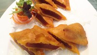 Nian gao jadi bagian dari tradisi Imlek. Tersedia menu nian gao yang dibalut tepung renyah sebagai penutup