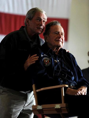 Bush Senior Dipindahkan ke ICU, Istrinya Juga Dirawat
