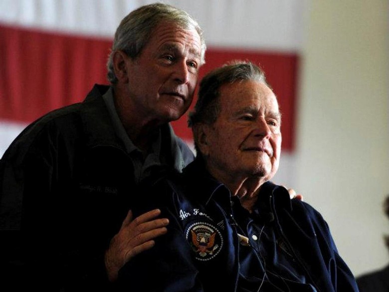 Bush Senior Dituding Remas Bokong Wanita Saat Masih Jadi Presiden Bush Senior Dituding Remas Bokong Wanita Saat Masih Jadi Presiden
