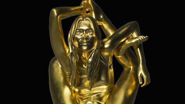 Patung Emas Kate Moss Diprediksi Terjual Rp 1,5 Miliar