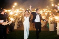 5 Inspirasi Gaun Pengantin dengan Celana yang Akan Buat Kamu Jadi Pusat Perhatian