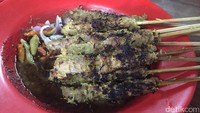 Ciri khasnya di sini sate diberi serundeng kelapa. Jadi rasanya itu ada manis gurih dari kelapa, lanjut pelayan. Foto: detikFood